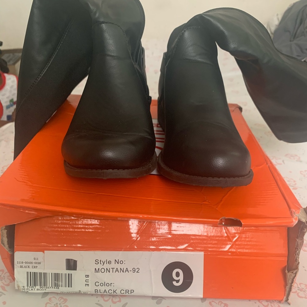 Black boots in black in brown fur